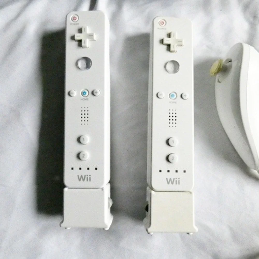 Nintendo Wii Bundle With 4 Games 2 Controllers RVL-001 Power Cable A/V Cable